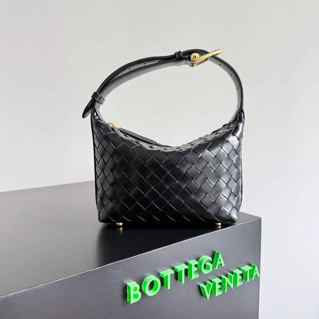 Batch 1880 BOTTEGA VENETA Year of the Snake🐍Limited Edition Wallace's classic Intreccio woven leather lunch bag, equipped with a lifelike golden snake-shaped buckle, playful and smart shape, which means the blessing of the snake. The shoulder strap can be adjusted in length. The shape of the bag evolved from the lunch bag. It has a classic shape and is versatile. The bag capacity is enough to carry mobile phones, keys, cosmetics, etc. during daily commuting and shopping. The limited edition for the Year of the Snake has an extra sense of sophistication and symbolizes the movement of snakes, bringing good luck ~ Style number: 815395 Size: 22*13*9.5cm
